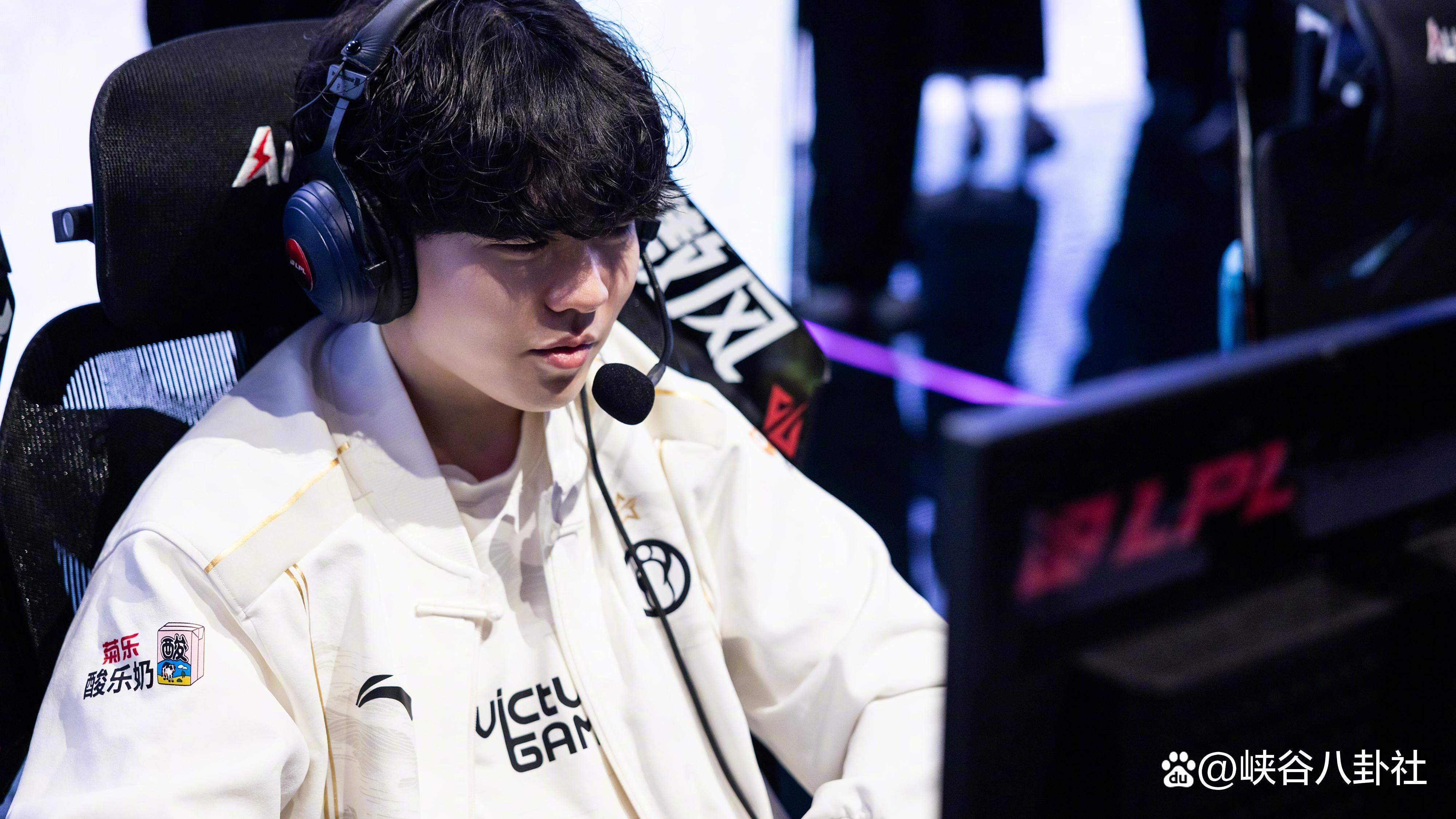 关于Rookie官方宣布锐不可当新规,湖人引发争议!的信息 关于Rookie官方宣布锐不可当新规,湖人引发争议!的信息