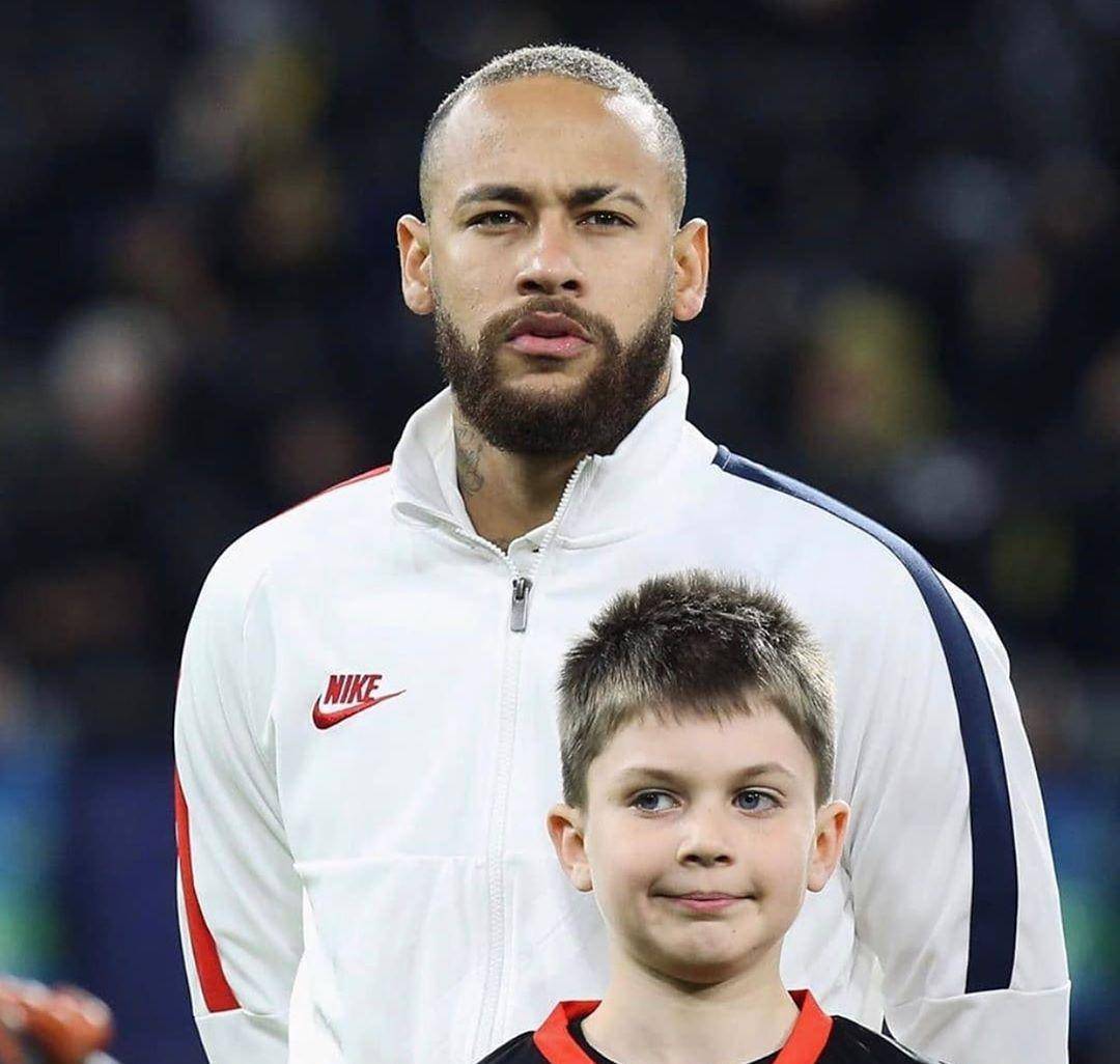 从Uzi在巴黎圣日耳曼比赛中连败到Uzi在巴塞罗那比赛中晋级，转会期多特蒙德回应争议的简单介绍